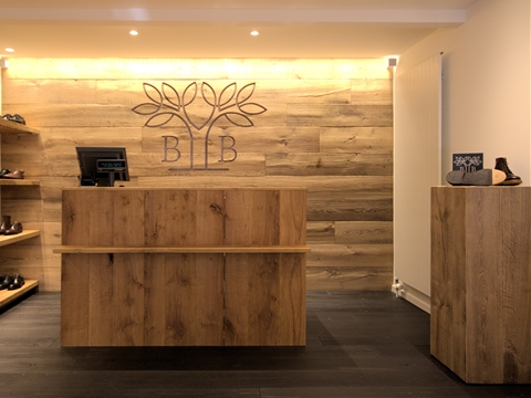 Holzwand Firmenlogo