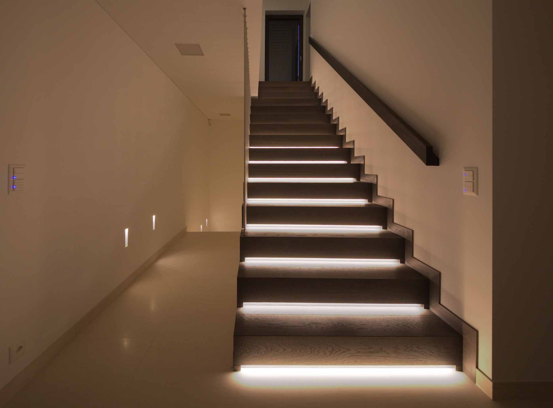 Hintergrundbild Treppe/Gang (Holztreppe Trittbeleuchtung)